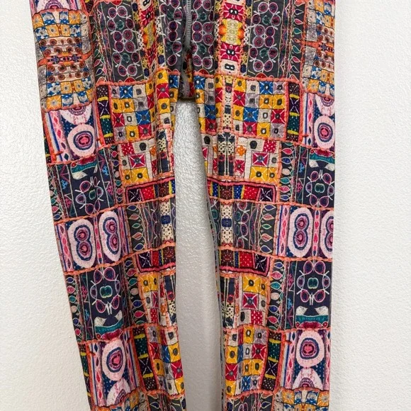 Niyama Sol Capri Leggings Medium Womens Multicolor Yoga Pattern Artsy Colorful - Picture 3 of 10